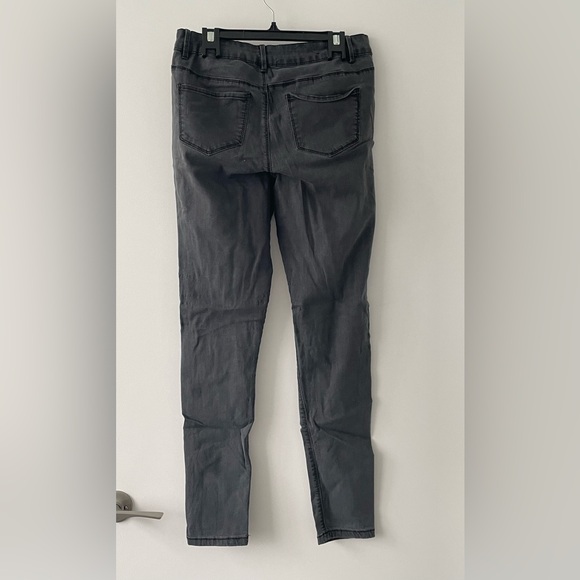 Grey Jeans - Picture 2 of 4